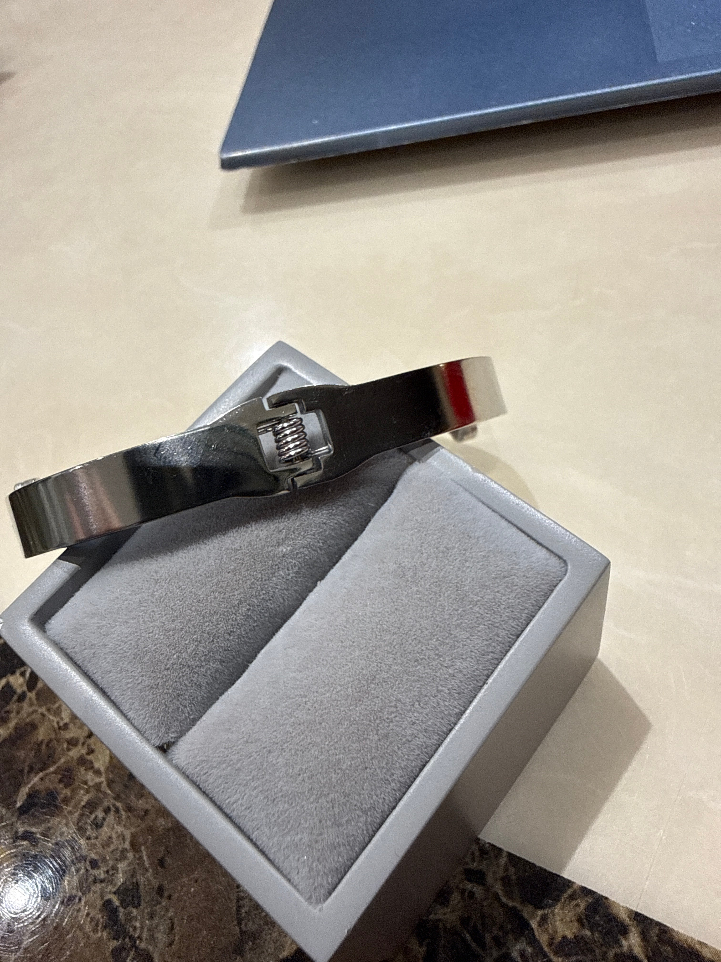 Clover bangle on spring barrel opening ￼
