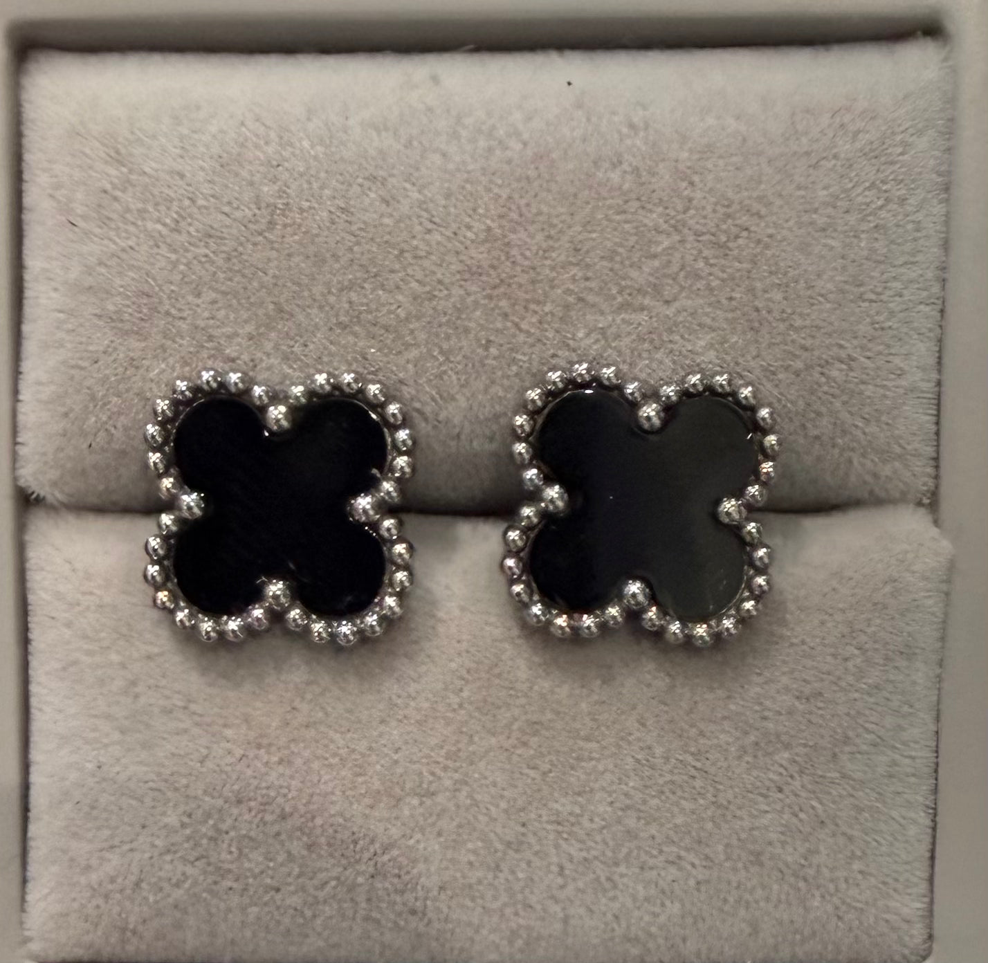 Big clover studs black on silver (earrings )￼