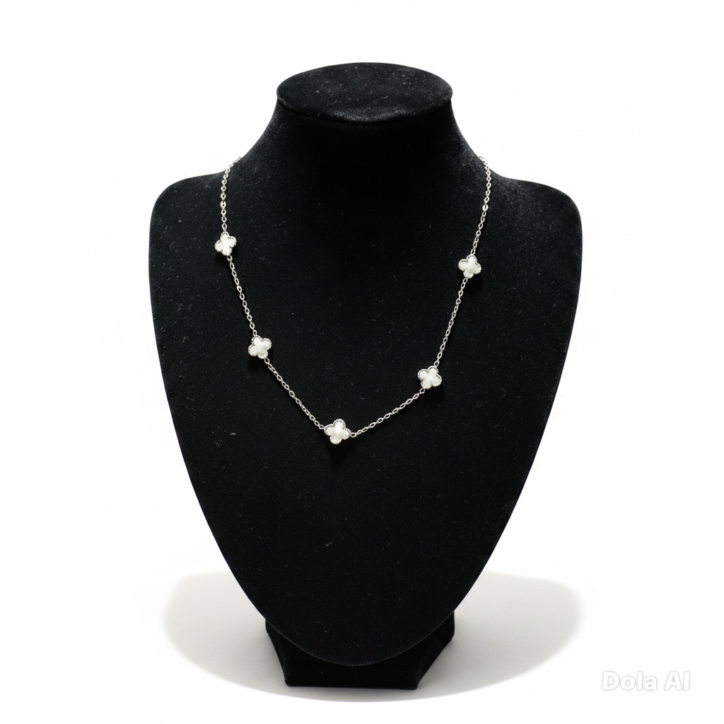 Mini clover necklace