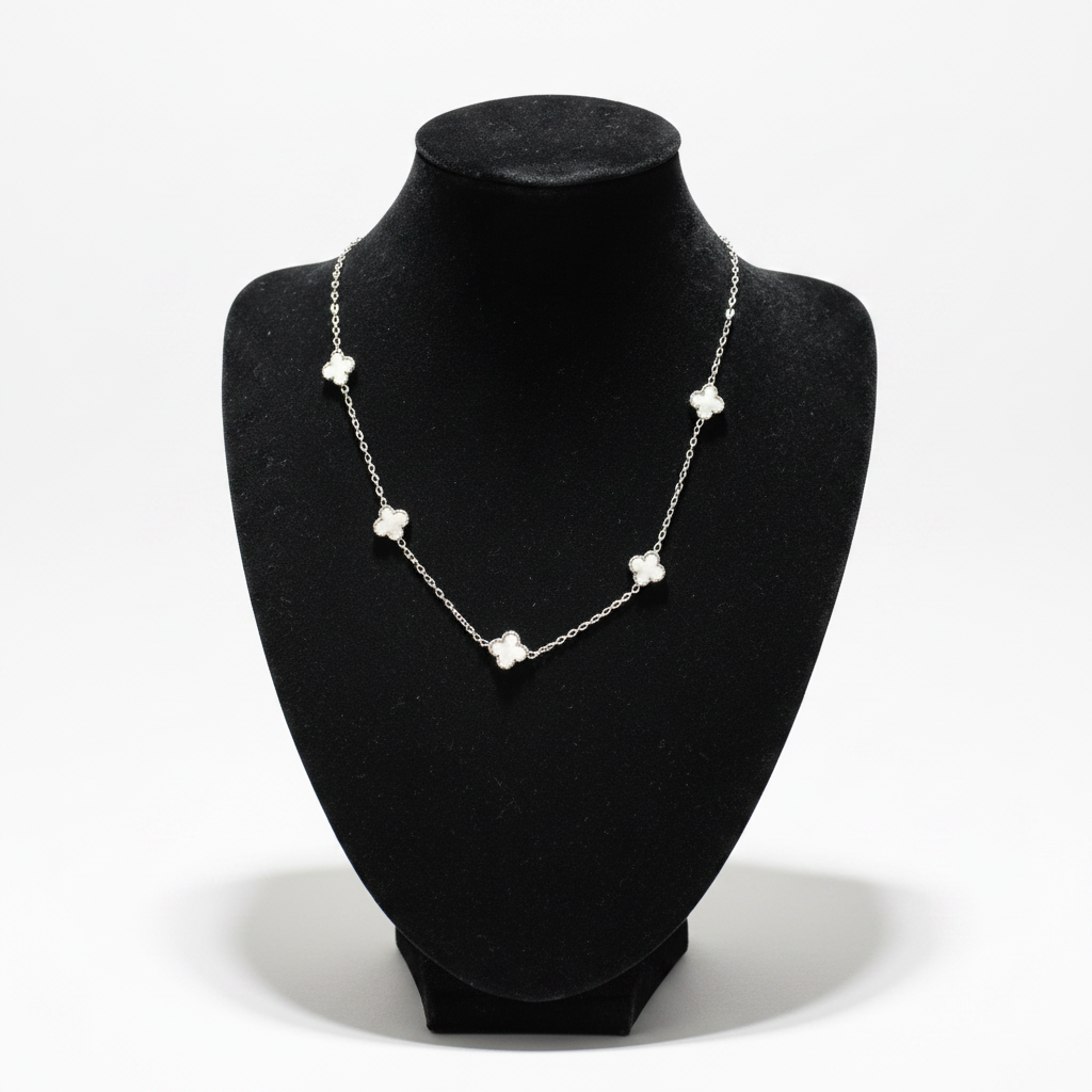 Mini clover necklace
