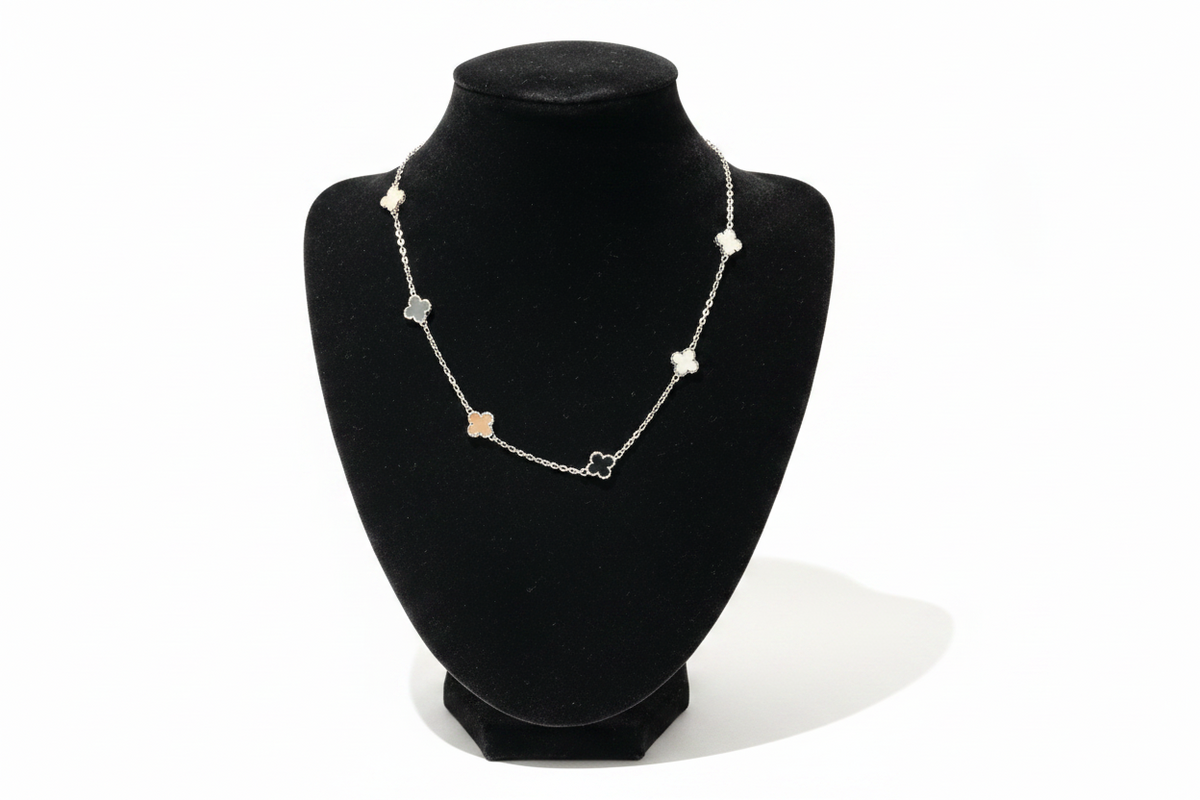 Mini clover necklace